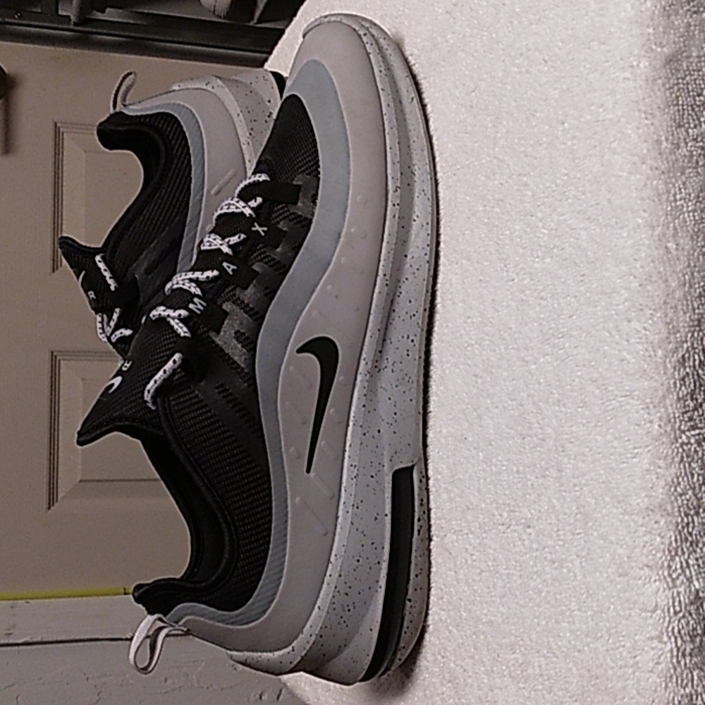 Nike Men's Black and Gray Athletic Shoes